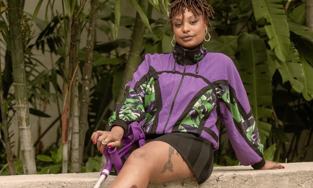 Atriz de ‘Dona de mim’ diz que família sofreu preconceito por ela ser PCD, irmão gay e irmã travesti: ‘Um bullying pior que o outro’