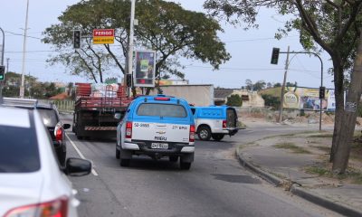 Bandidos em fuga roubam carro em frente a escola em Antares durante confronto entre milicianos e traficantes