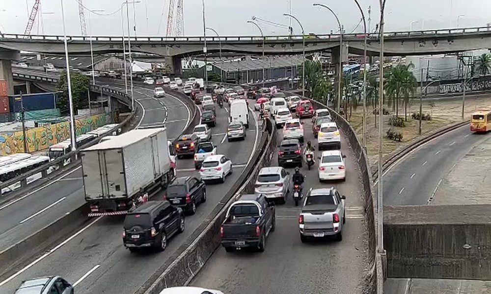 Batida entre carro e moto deixa uma mulher morta e outra vítima em estado grave na Ponte Rio-Niterói
