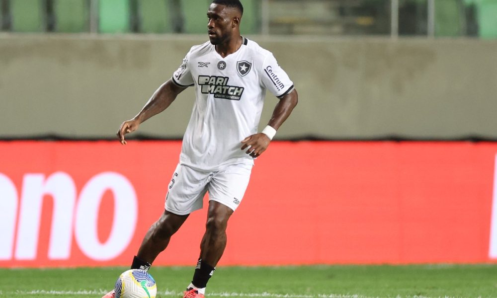 Botafogo: Bastos se aproxima de voltar a treinar em grupo neste ano, mas retorno deve ficar para 2026