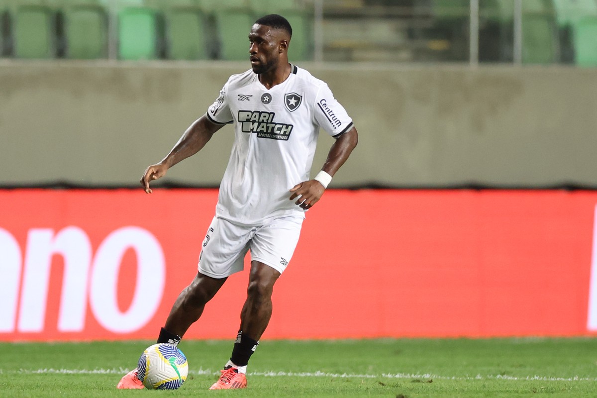 Botafogo: Bastos se aproxima de voltar a treinar em grupo neste ano, mas retorno deve ficar para 2026