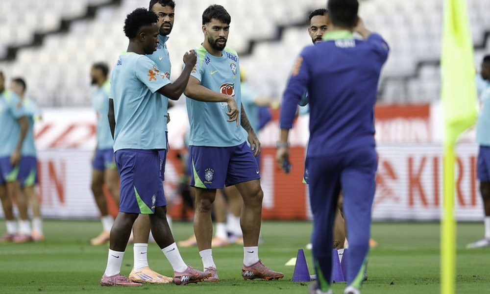 Brasil enfrenta Japão com oito mudanças no time e volta ao 4-3-3