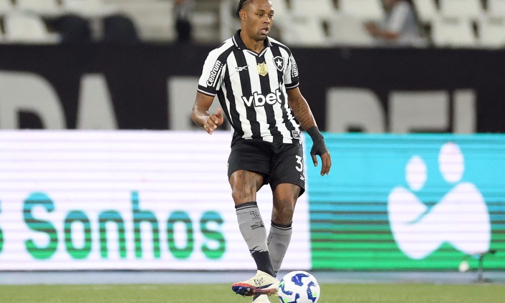 Com cenário pessimista para lesão no joelho, Kaio Pantaleão desfalcará o Botafogo contra o Internacional