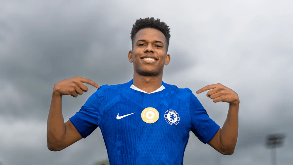 Bilhete entregue por Estêvão rouba a cena na vitória do Chelsea sobre Nottingham Forest