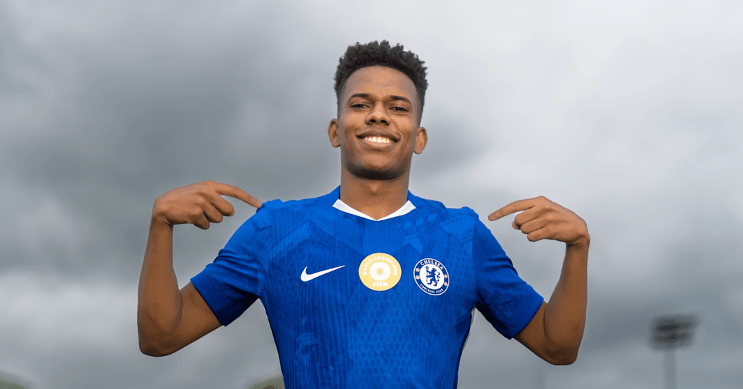 Bilhete entregue por Estêvão rouba a cena na vitória do Chelsea sobre Nottingham Forest