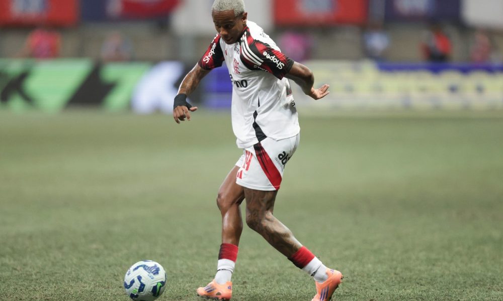 Ex-lateral do Flamengo e da seleção avisa sobre comportamento de Wallace Yan: ‘Acha que é o super-homem’