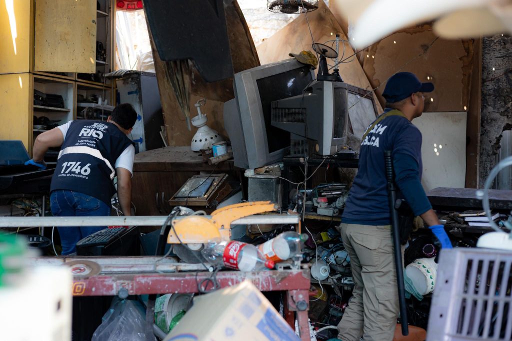 Ferro-velho em Tomás Coelho é interditado; mais de 30 objetos perfurocortantes foram apreendidos – Diário do Rio de Janeiro