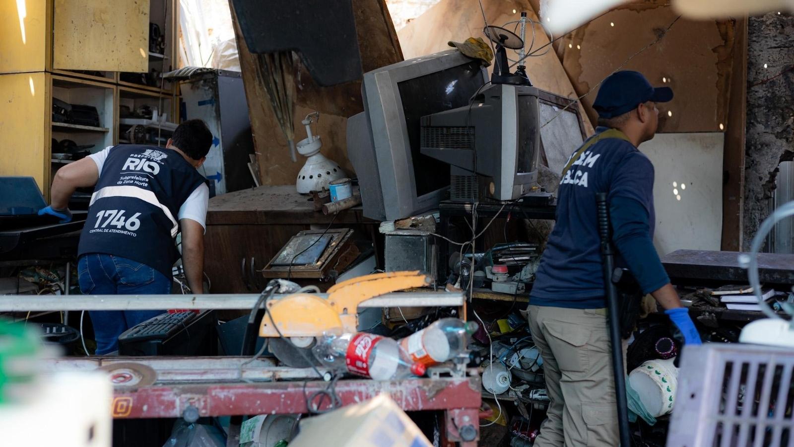 Ferro-velho irregular é interditado na Zona Norte por ligação clandestina de água