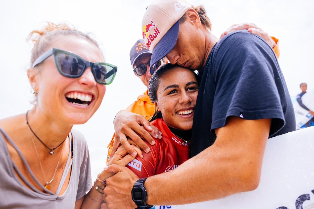 Francesa de apenas 14 anos vira atleta mais jovem a se classificar para elite do surfe: ‘Olhem essa garota’, diz Gabriel Medina