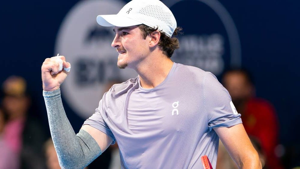 João Fonseca desbanca atual campeão da Basileia e melhor sacador do circuito