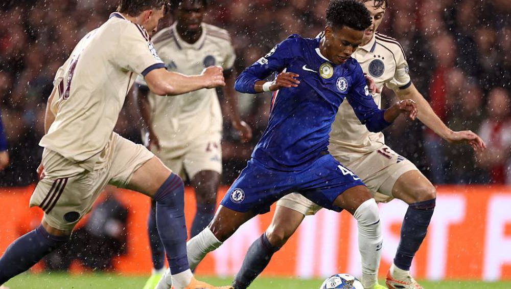 Na Champions, Estevão desencanta em goleada do Chelsea contra o Ajax