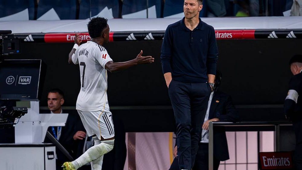 Real Madrid demite Xabi Alonso e o substitui por Arbeloa como treinador.