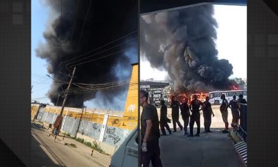 Incêndio atinge cinco ônibus e assusta moradores na Pavuna