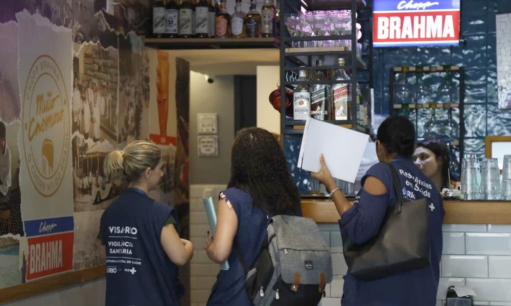 Intoxicação por metanol: prefeitura vistoria bares e restaurantes nas zonas Norte, Sul e Sudoeste do Rio