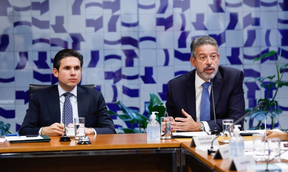 Isenção de Imposto de Renda para quem recebe até R$ 5 mil por mês: compensações continuam em disputa