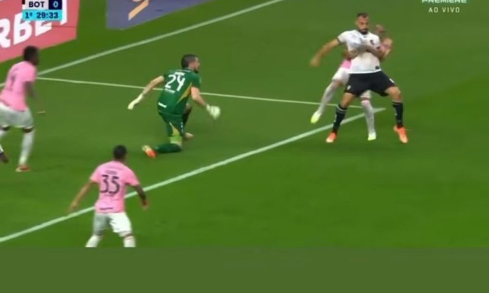 John Textor protesta contra pênalti não marcado para o Botafogo contra o Inter: ‘VAR dormindo de novo’