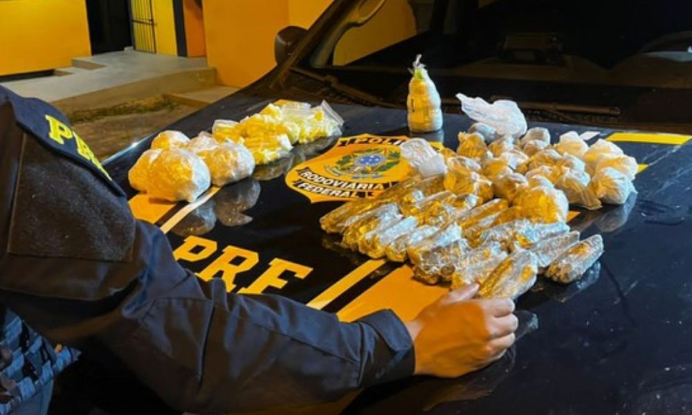 Mulher é presa com drogas e granada em ônibus na BR-101