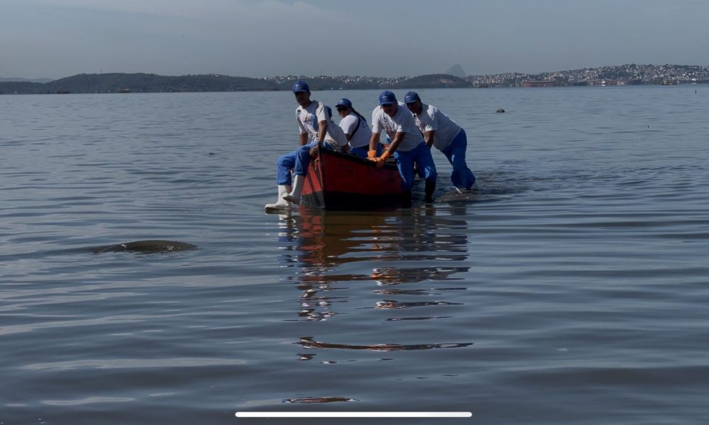 Pescadores do Projeto Águas da Guanabara retiram cindo toneladas de lixo em mutirão
