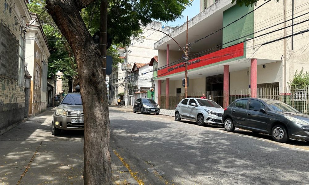 Polícia Militar retira trailer um dia após instalá-lo em frente à paróquia ameaçada no Andaraí
