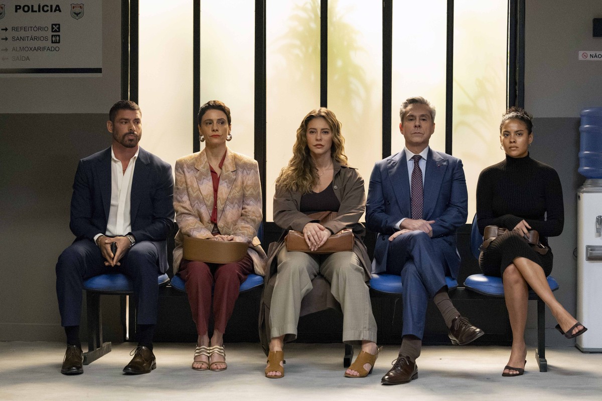 Suspeitos pela morte de Odete em ‘Vale tudo’, César, Celina, Heleninha, Marco Aurélio e Fátima prestam depoimentos