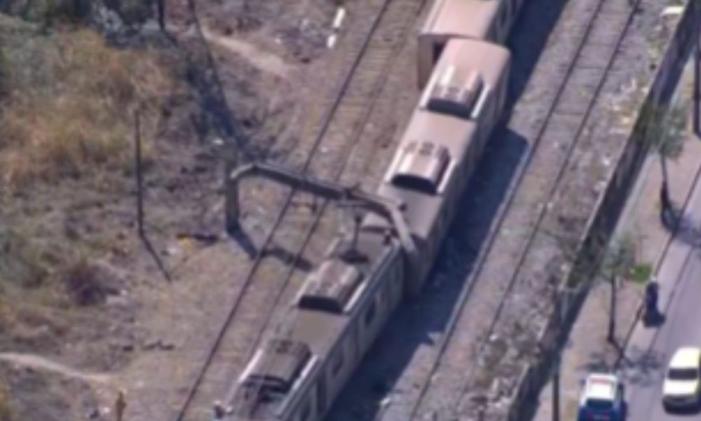 Trem descarrila perto do Mercadão de Madureira e assusta passageiros