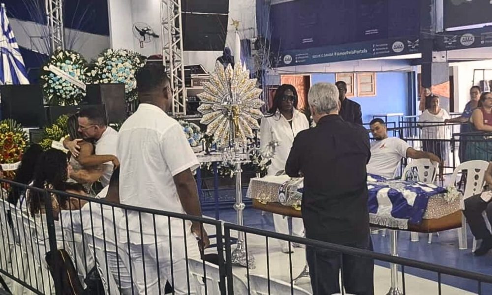 Velório de Gilsinho emociona Portela em Madureira