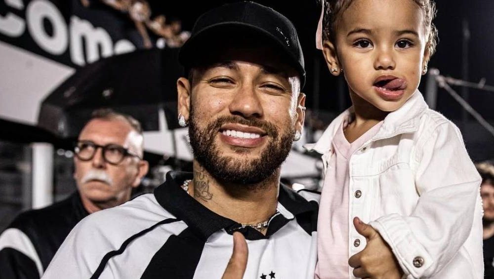Mavie rouba a cena imitando gestos de Neymar durante jogo do Santos | VEJA Gente