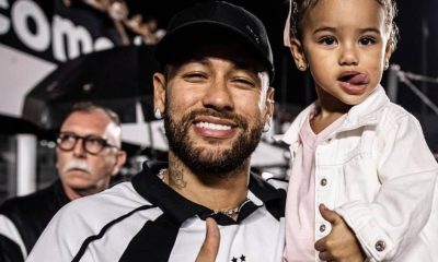 Mavie rouba a cena imitando gestos de Neymar durante jogo do Santos | VEJA Gente