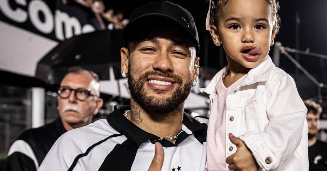 Mavie rouba a cena imitando gestos de Neymar durante jogo do Santos | VEJA Gente