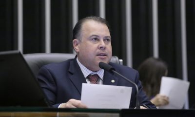 Comissão aprova projeto que exige uniforme de seleções oficiais nas cores da bandeira nacional – Notícias