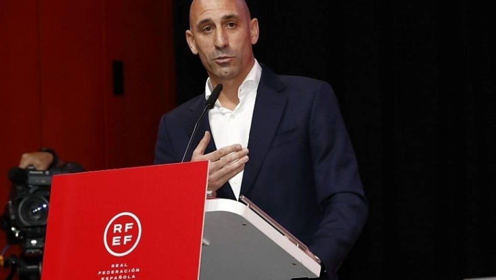 Dirigente espanhol que beijou jogadora sem consentimento leva ovada; veja vídeo