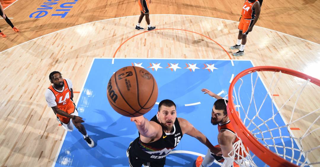 Jokic supera marca histórica de Chamberlain e alcança números inéditos na NBA
