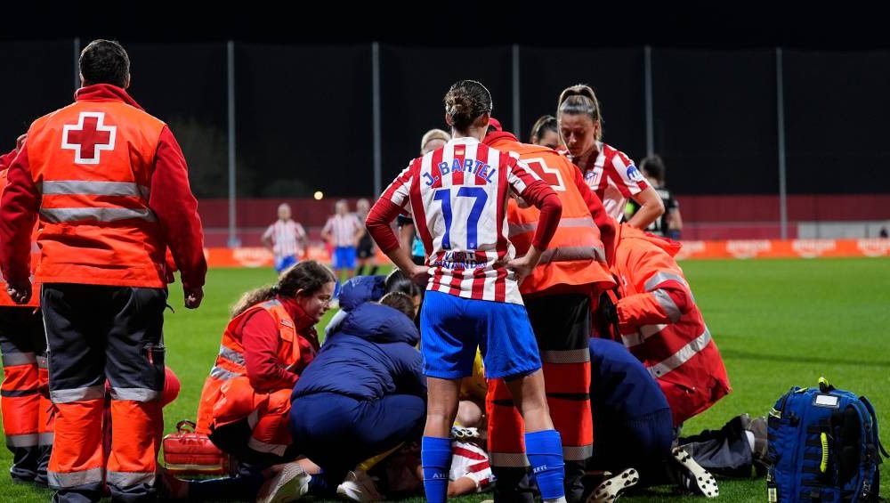 Jogadora do Atlético de Madrid cai desacordada e sofre traumatismo craniano na Champions