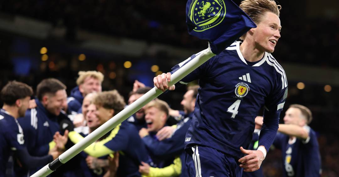 Gols de bicicleta e do meio campo levam Escócia de volta à Copa do Mundo após 28 anos