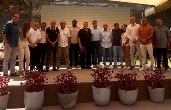 Paes é homenageado em Três Rios em encontro que reuniu líderes políticos e produtores de vinho  