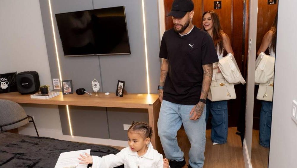 Neymar leva família para conhecer reforma do hotel do CT do Santos | VEJA Gente