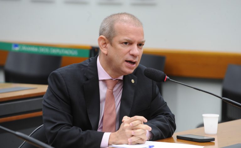 Comissão aprova uso obrigatório de fonte tamanho 14 em comunicações para idosos – Notícias