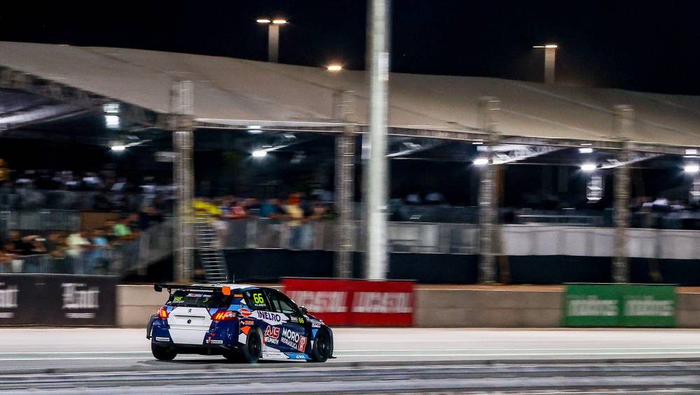 Ventania arranca cobertura de arquibancada da Stock Car em Cuiabá; confira vídeo