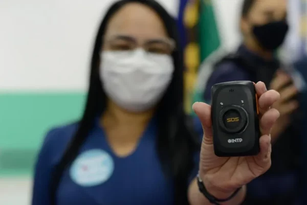 Deputados aprovam criação de ‘botão do pânico’ para profissionais de saúde