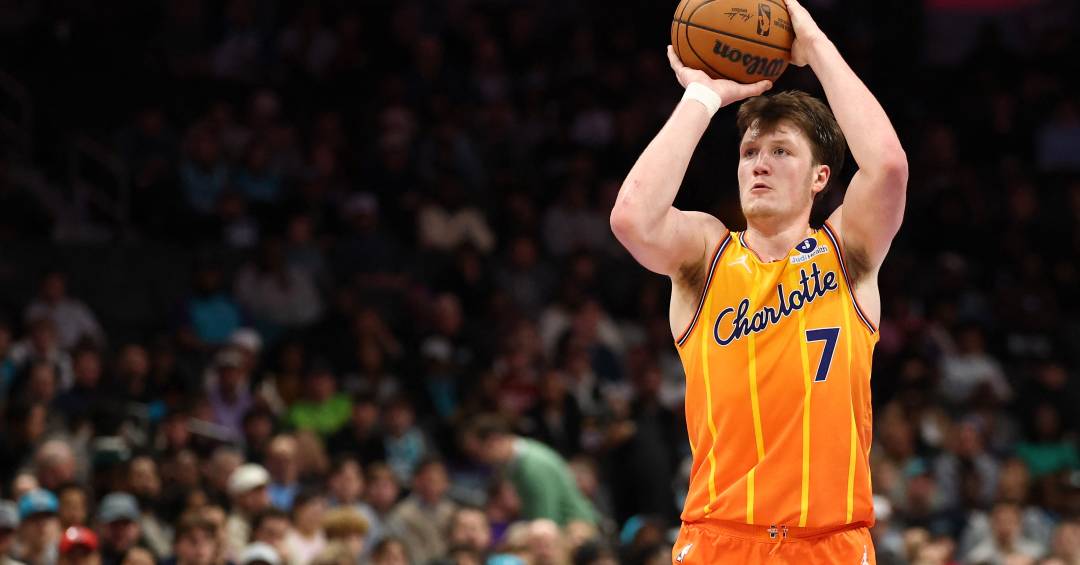 Novato da NBA, Kon Kneuppel bate recorde de cestas de três pontos pelos Hornets