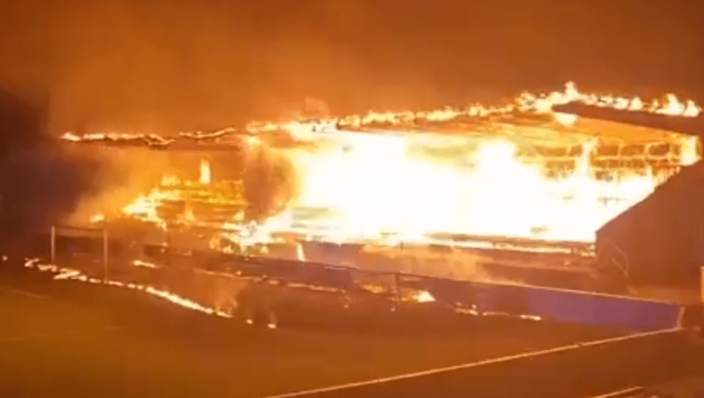 VÍDEO: estádio finlandês é incendiado por torcedor adolescente após rebaixamento