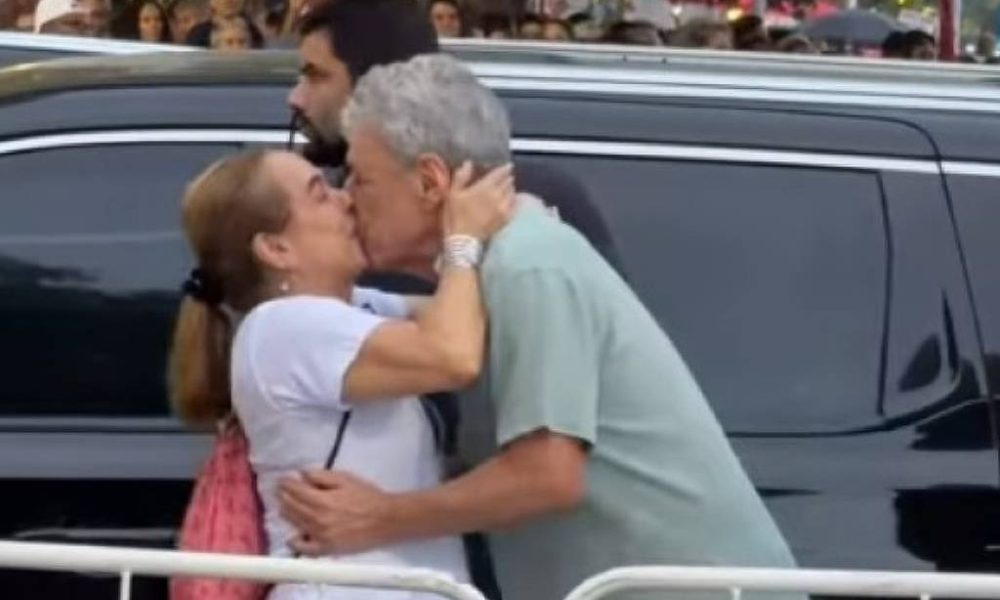 Cissa Guimarães explica selinho em Chico Buarque: 'É meu querido amigo'