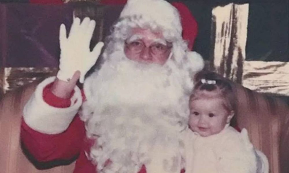 Famoso Quem: Você reconhece essa famosa no colo do Papai Noel?