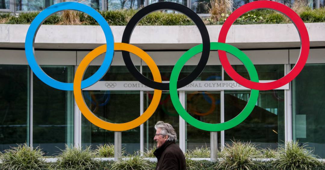 COI orienta retorno de jovens atletas da Rússia e de Belarus com bandeiras e hinos nacionais