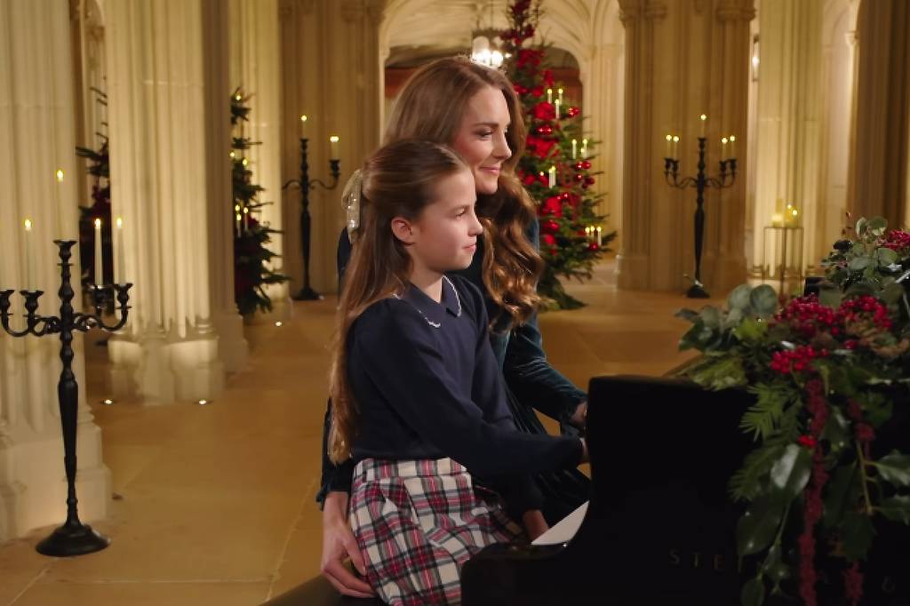 Kate Middleton e princesa Charlotte emocionam com apresentação de dueto natalino