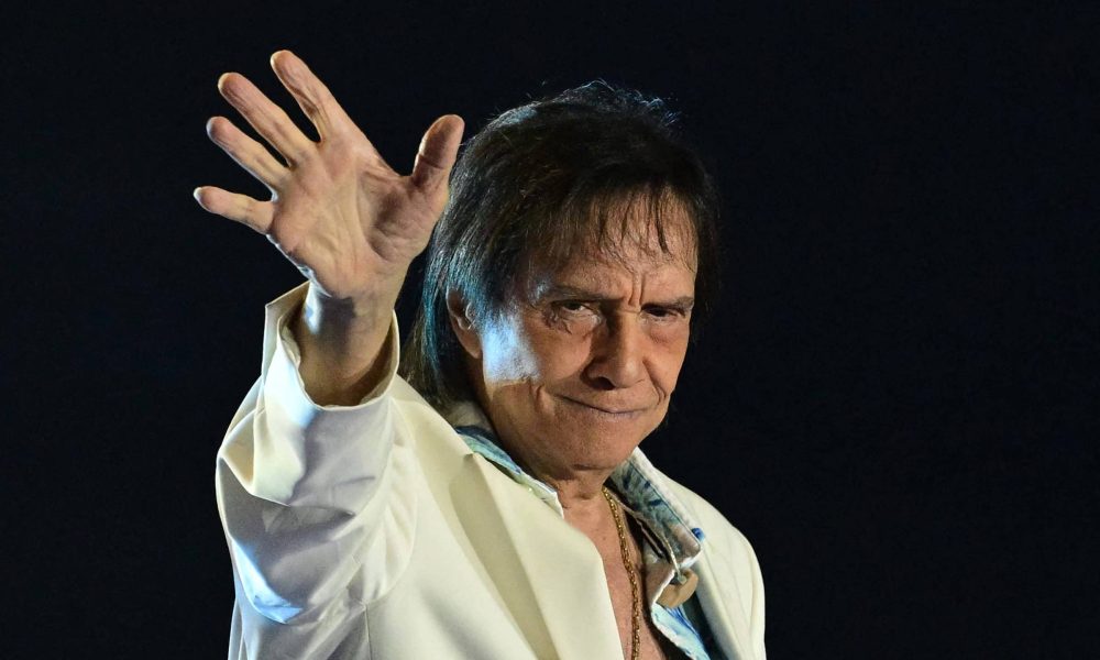 Roberto Carlos se irrita com bate-papo durante seu show e vídeo viraliza: 'Vou tirar você'