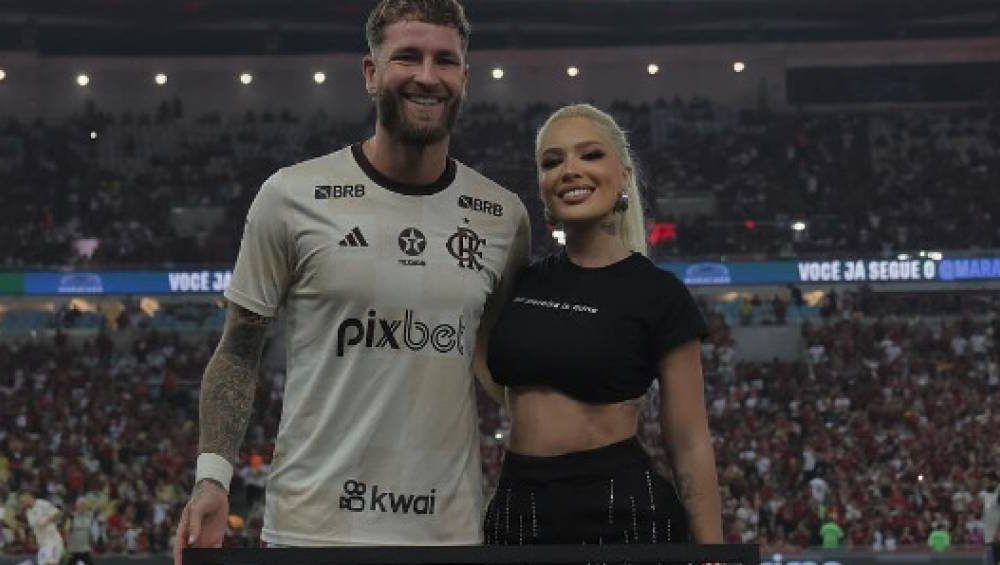 Separados, Léo Pereira se declara para Karoline Lima em festa do Flamengo | VEJA Gente