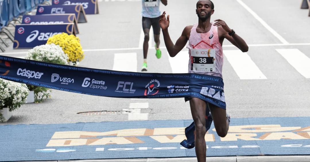 Etíope ultrapassa queniano nos segundos finais e vence corrida de São Silvestre