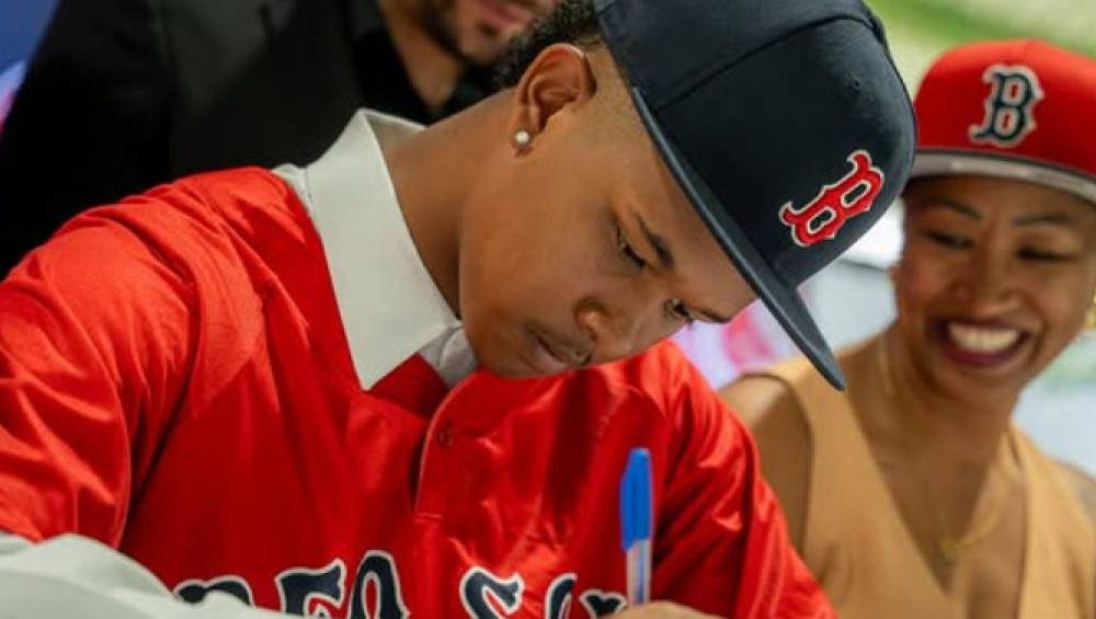 Jovem brasileiro assina com time da elite do beisebol dos EUA | VEJA Gente