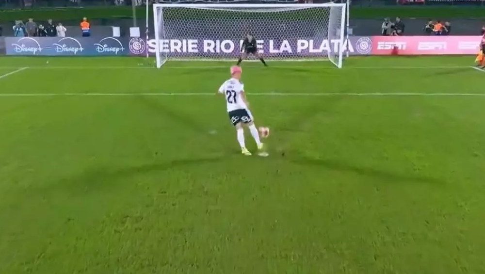 Jogador do Colo-Colo erra pênalti de cavadinha e sai lesionado; veja vídeo